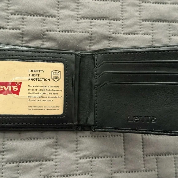 Levi's Classic Black RFID Extra Capacity Bifold Wallet - Picture 2 of 3